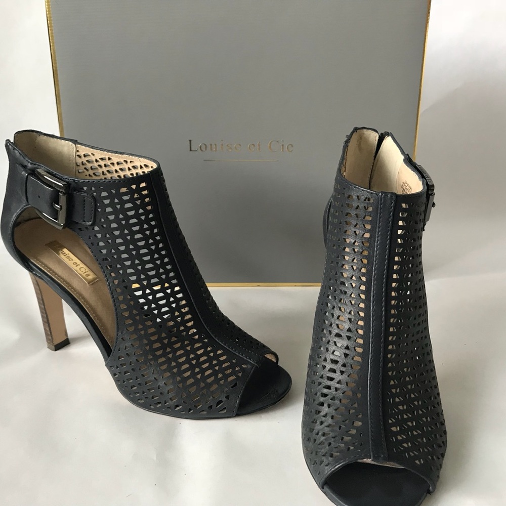 EUC Louise et Cie Olivia Cutout bootie Navy 7.5